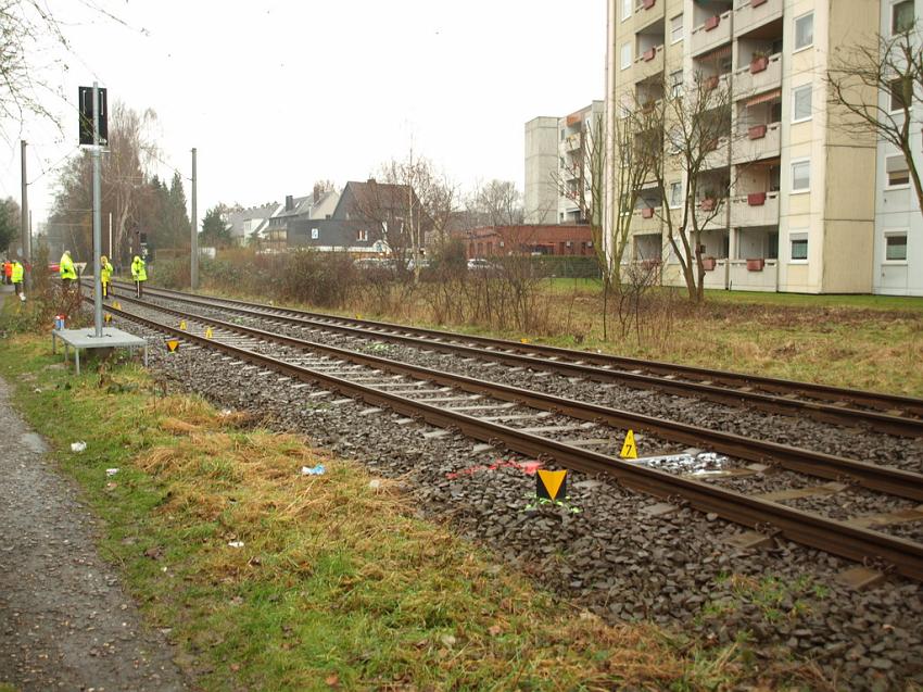 Kind unter Strassenbahn Koeln Porz Steinstr P11.JPG